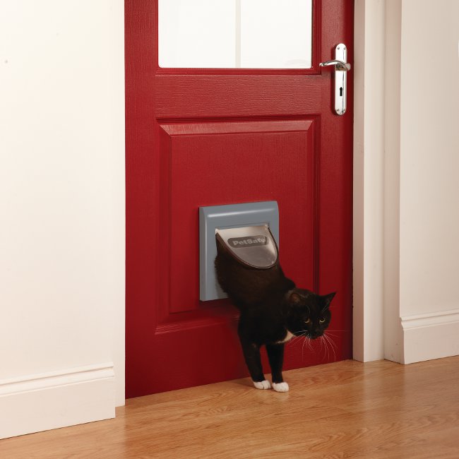 Cat flap with clearance collar